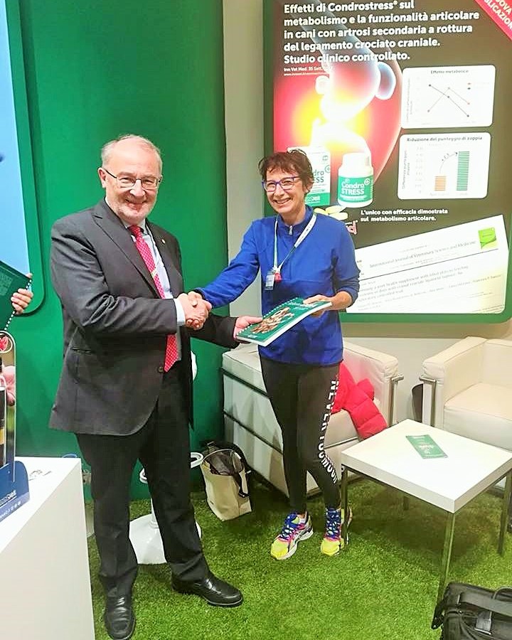 Monica premiata da Aldo Vezzoni (Congresso Scivac 2017 di Arezzo)