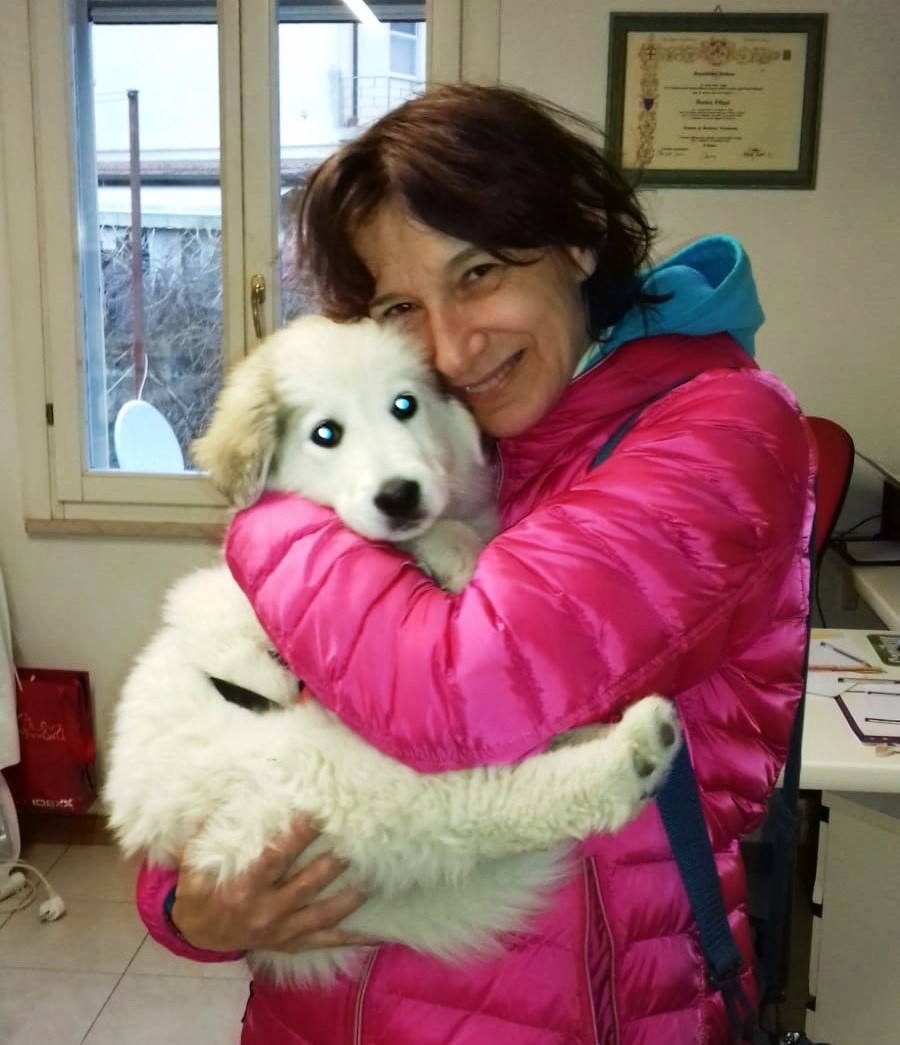 Monica con un cane prima della visita nel suo ambulatorio veterinario (Cesena)