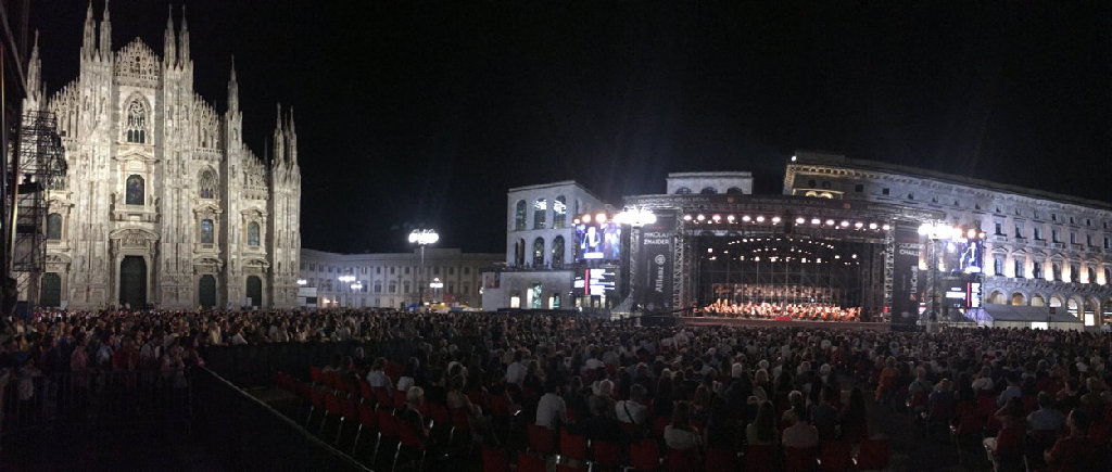Milano Piazza Duomo Concerto de La Scala