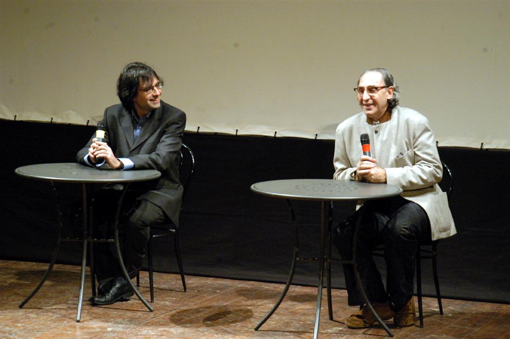 Con Franco Battiato per la presentazione del suo film Musikanten, vita di Beethoven, sul palco del gremito Teatro al Parco di Parma, 11-12-2005