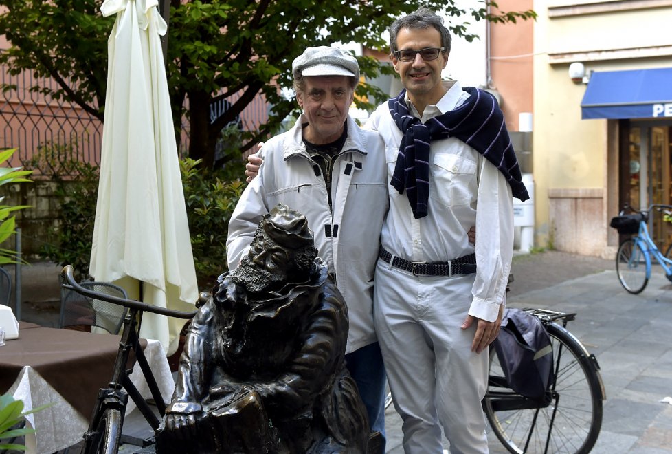 Con l'artista Maurizio Zaccardi davanti alla sua scultura sul 