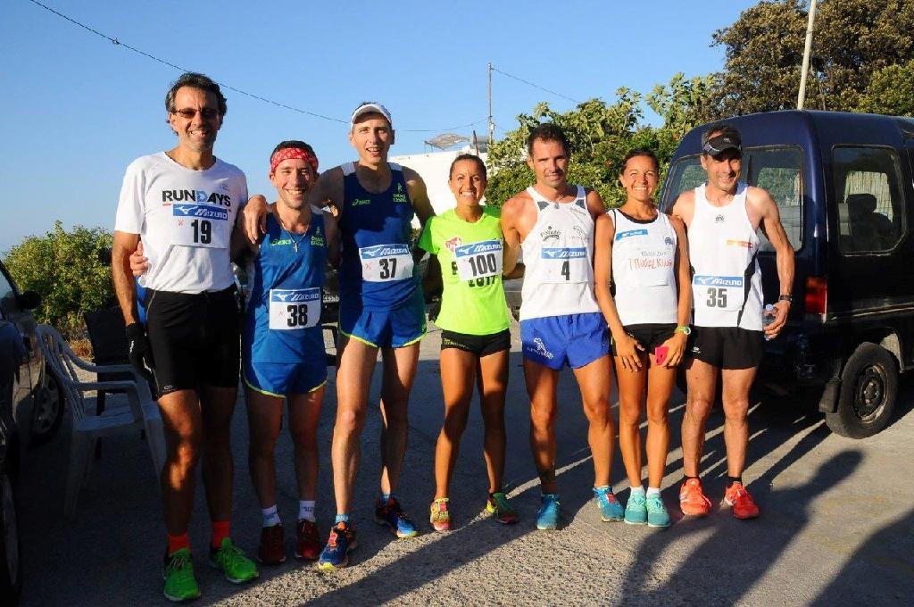 Con altri podisti emiliani (tra cui la campionessa italiana di maratona Martina Facciani) dopo la cronoscalata sull'isola di Ponza, 4-7-2017