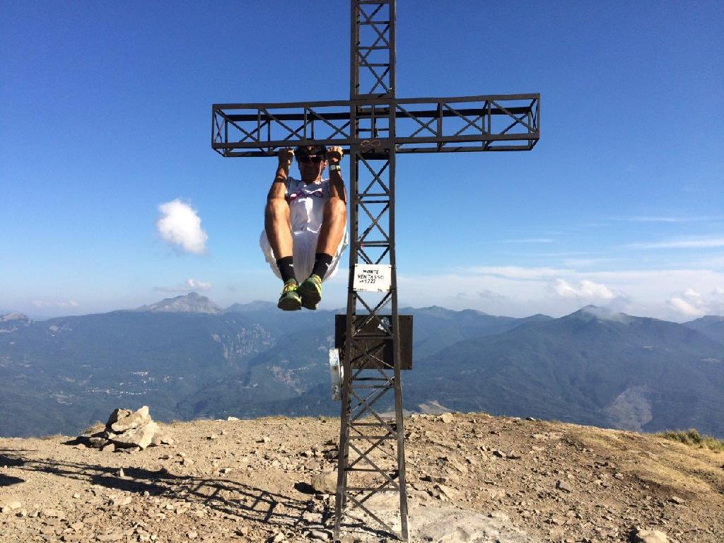 Vetta del Monte Ventasso con vista sul Cusna e sul crinale reggiano 00, 23-7-2017