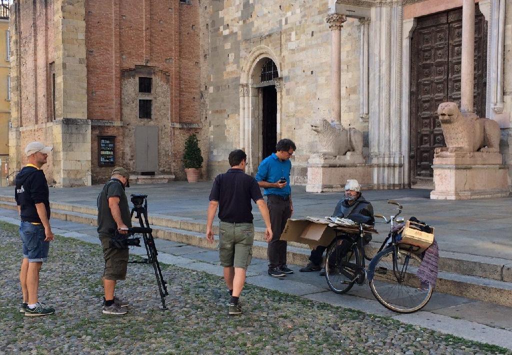Backstage del docufilm su Enzo Sicuri, la troupe per le riprese in piazza Duomo, Parma 2018