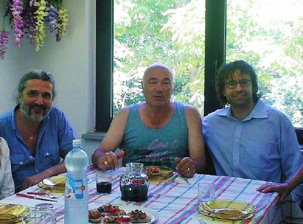 Con il compositore e cantante Beppe Cantarelli e il produttore televisivo Franco Cantarelli a un pranzo a Schia, la montagna di Parma, 22-7-2007