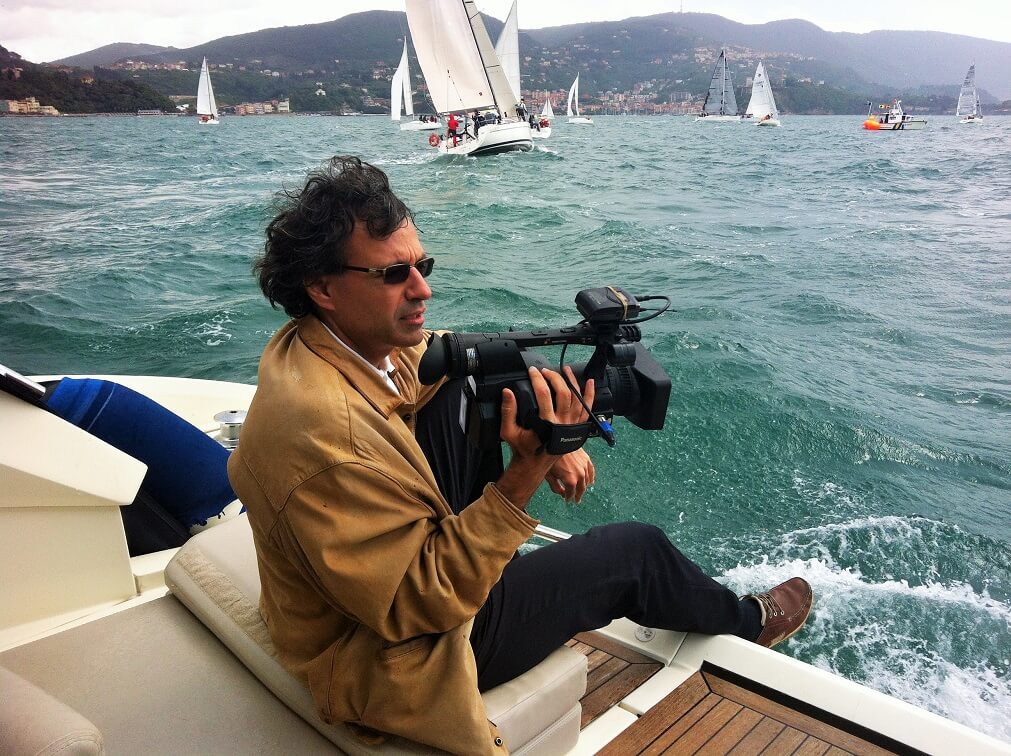 Fabrizio Marcheselli filma con una telecamera il Trofeo Roberto Allodi, gara velica dello Yacht Club Parma nel Golfo di La Spezia, 19-5-2013