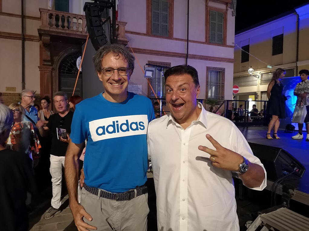 Con lamico Claudio Lauretta, grande imitatore e attore comico, nel backstage del Sarchiapone per ricordare Walter Chiari, Cervia 23-7-2022