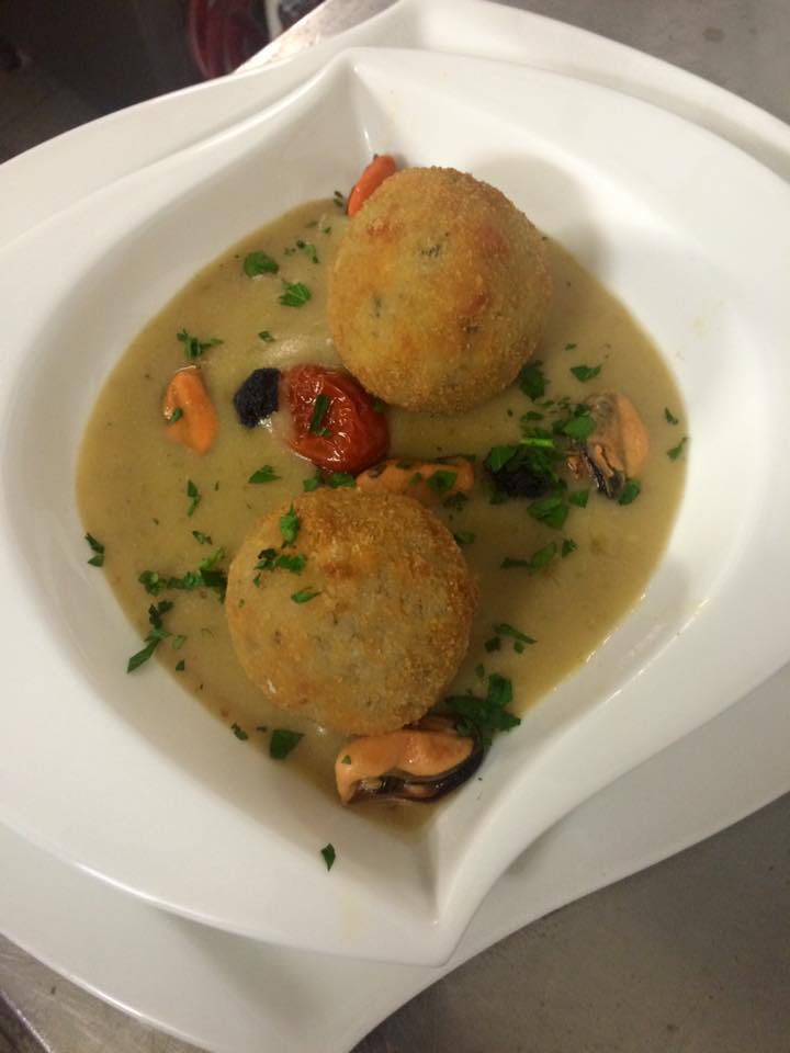 Arancino di cozze e tartufo su crema di scampi e caviale con pomodoro tartufato