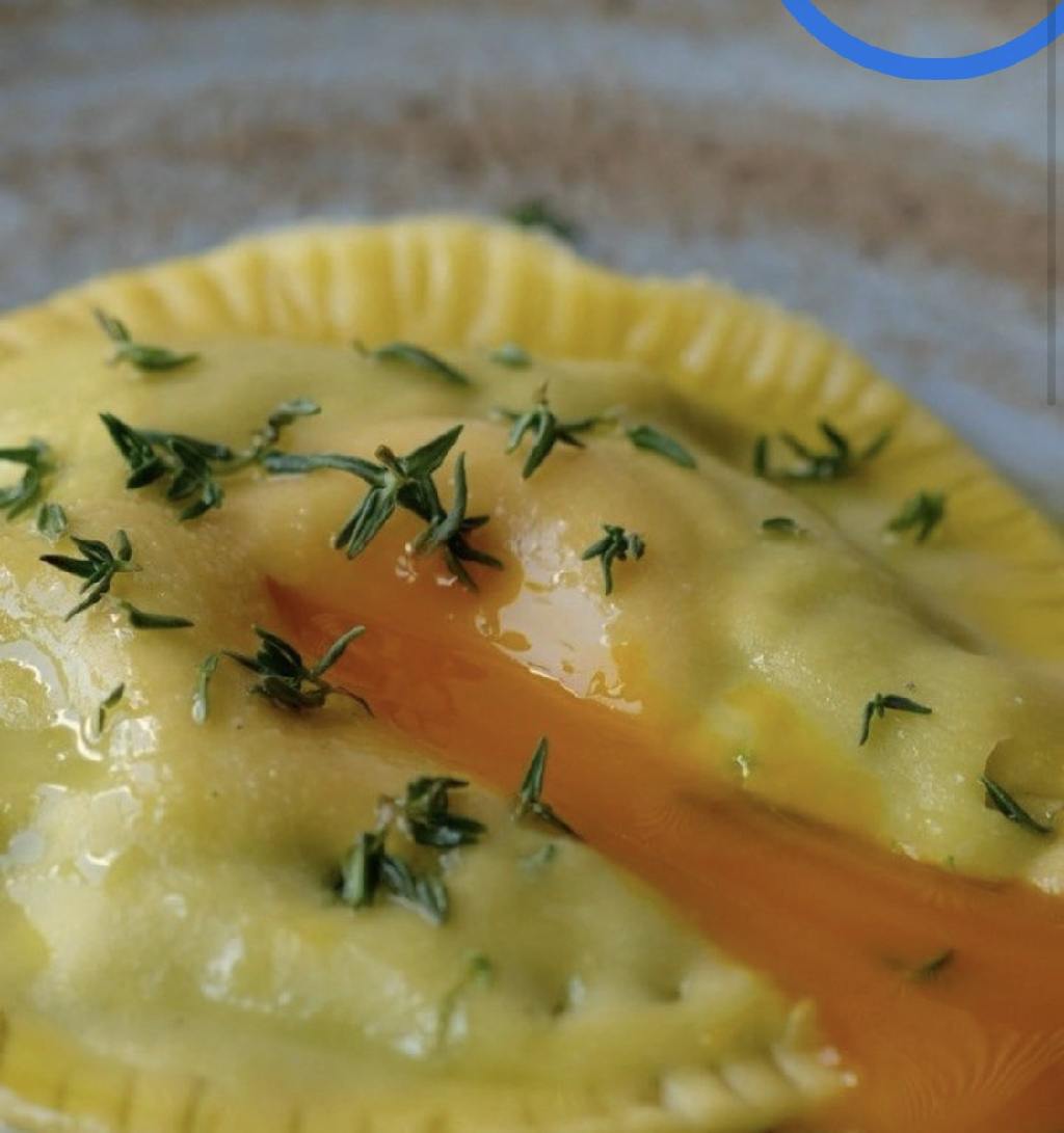 Raviolone ripieno con uovo e ricotta tartufata