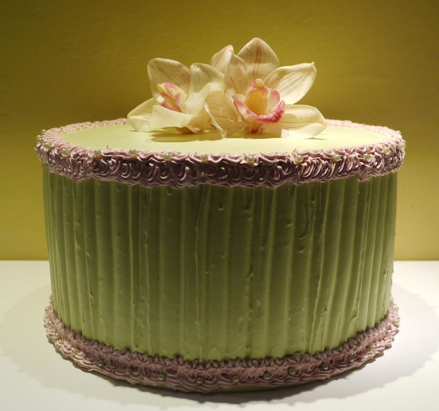 torta verde con orchidee e panna rosa