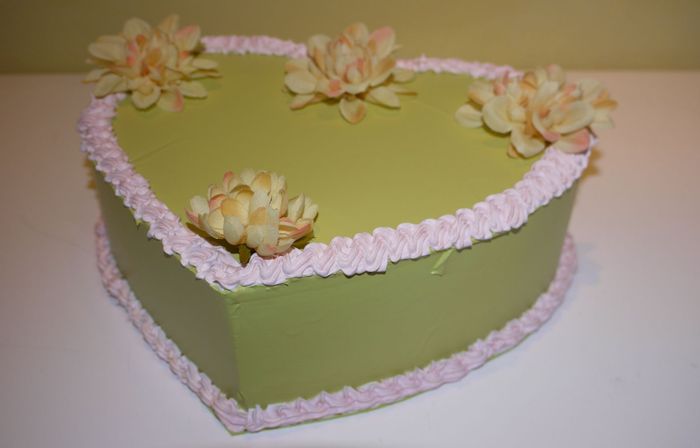 torta a cuore verde acido con fiori