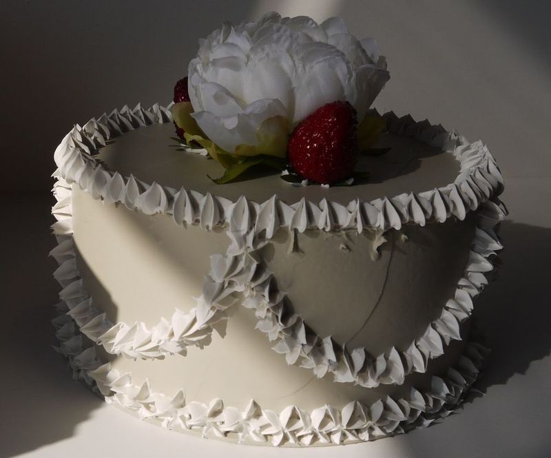 torta con fiore e fragole