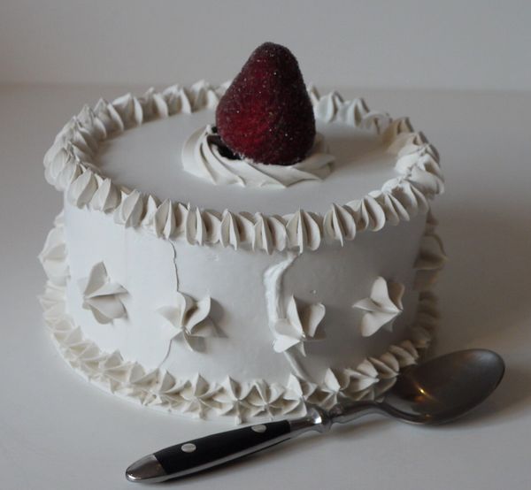 Piccola torta (diametro 15 cm.) bianca con fragola