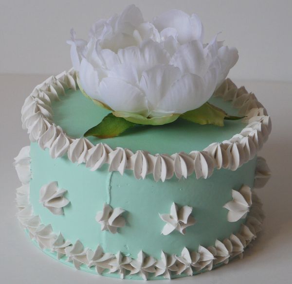 Piccola torta (diametro 15 cm.) verde con fiore bianco