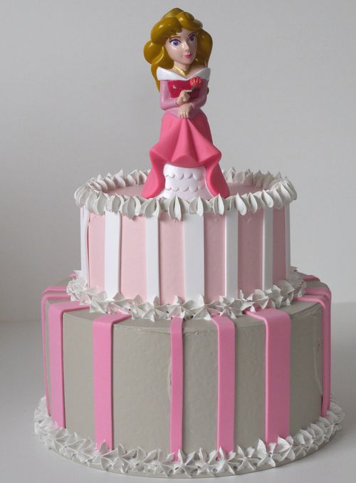 torta a due piani rosa e avorio,decorazione sul top su richiesta