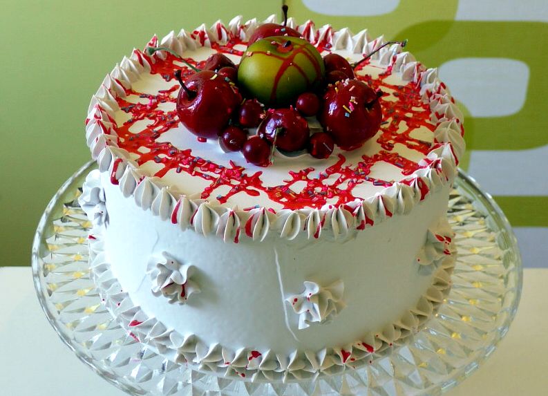 Torta finta bianca con frutta e glassa rossa