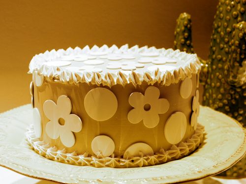 torta sabbia con pois e fiori bianchi, diametro 20 cm.